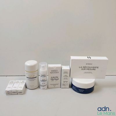 le contenu des produits de soin pour la peau est disposé sur la table
