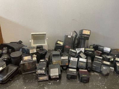 un tas de vieux appareils électroniques posés par terre