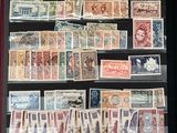 de nombreux timbres différents exposés dans une vitrine