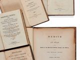 un groupe de vieux livres posés les uns sur les autres