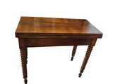 une vieille table en bois aux pieds tournés, sur fond blanc