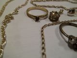 de nombreux types de bijoux sur la table
