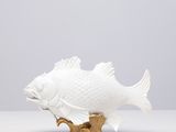 figurine de poisson blanc posée sur une table blanche