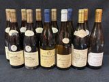 plusieurs bouteilles de vin sont alignées sur une table