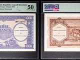 trois types différents de billets de banque exposés dans une vitrine