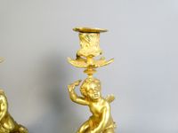 Paire de bougeoirs en bronze dorés representant des putti as… (photo 2)
