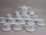 beaucoup de tasses et de soucoupes posées sur la table