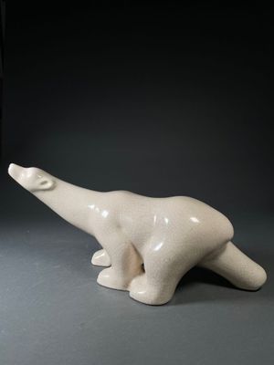 une figurine d'ours polaire blanc posée sur une table