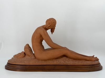 statue représentant une femme assise sur un rocher, un bébé sur les genoux
