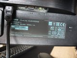 une photo d'un ordinateur portable branché à son cordon d'alimentation