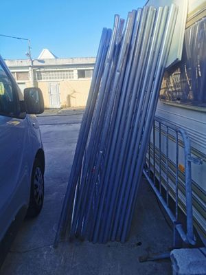une camionnette garée à côté d'un tas de barres métalliques