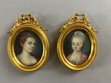 deux portraits miniatures de femmes dans des cadres dorés