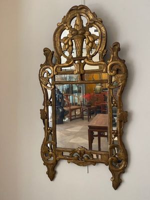 un miroir accroché au mur au-dessus d'une table