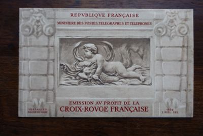 une photo d'une plaque posée sur une table, sur laquelle figure l'image d'un ange