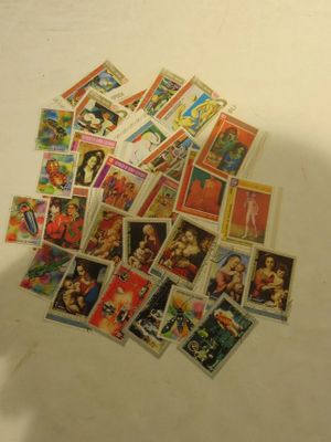 une pile de timbres posée sur une table, sur fond blanc