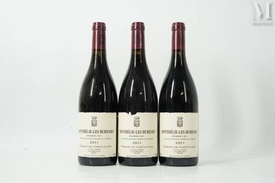 trois bouteilles de vin posées sur une table l'une à côté de l'autre