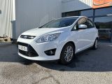 une voiture blanche garée devant un bâtiment dans un parking