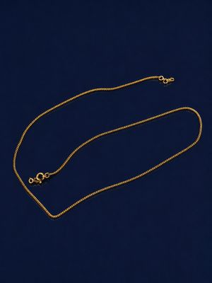 un collier plaqué or sur fond bleu