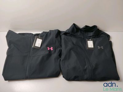 un pantalon de survêtement Under Armour noir posé sur une table blanche