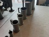 une table sur laquelle se trouvent plusieurs tasses et un mixeur