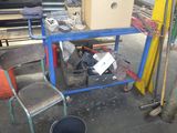 un chariot bleu surmonté d'une boîte