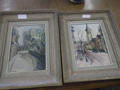 deux photos encadrées représentant une scène de rue, posées sur une table