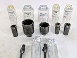 un grand nombre d'outils posés sur la table