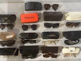 de nombreuses paires de lunettes de soleil exposées dans une vitrine