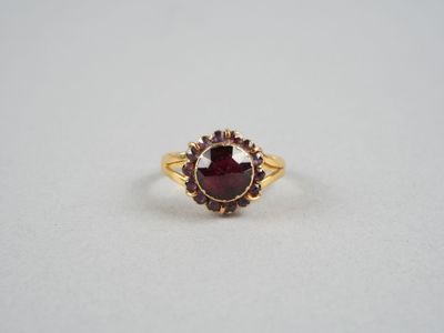 Gros plan sur une bague contenant une pierre rouge