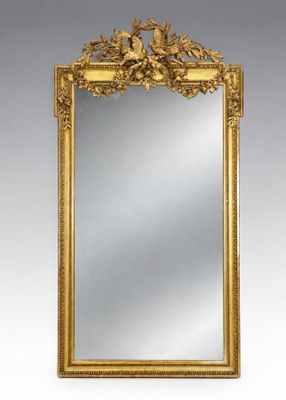 un miroir à cadre doré orné d'oiseaux et de fleurs