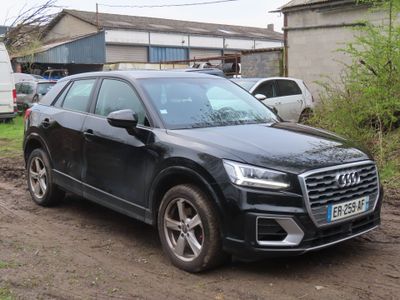 un SUV Audi noir garé sur le bord de la route