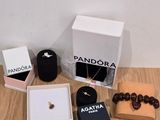 Le contenu d'un collier, d'un bracelet et d'autres objets est posé sur une table