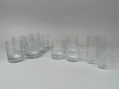 six verres sont alignés sur une surface blanche