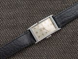une image représentant une montre posée sur un morceau de tissu