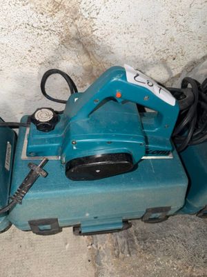 une machine bleue posée sur le sol