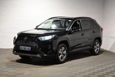 une photo d'une Toyota RAV noire garée dans un garage