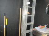 une échelle adossée au mur d'une pièce