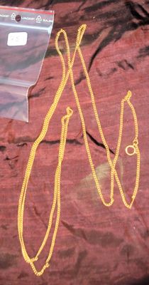 une image représentant une paire de ciseaux et une chaîne