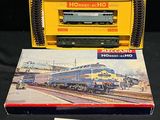 une boîte avec l'image d'un train sur le devant et une boîte avec l'image d'un train au dos
