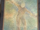 peinture d'un homme les bras en l'air devant un ciel bleu