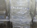 de nombreux cartons et palettes emballés dans du plastique