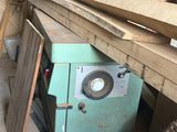 une machine posée sur une palette dans un garage