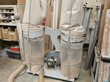 deux aspirateurs qui sont posés dans une pièce
