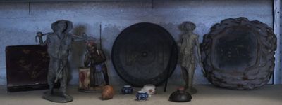 une étagère sur laquelle sont disposés de nombreux objets anciens