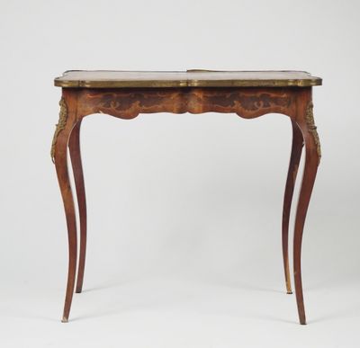 une table en bois avec un plateau et des pieds en marbre