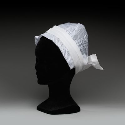 un gros plan sur la tête d'un mannequin coiffée d'un chapeau blanc
