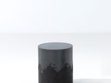 photographie en noir et blanc d'un vase posé sur une table, sur fond blanc