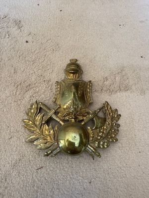 une broche en or sur un tissu blanc