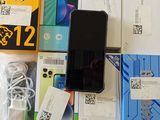 une table sur laquelle sont posés plusieurs appareils électroniques