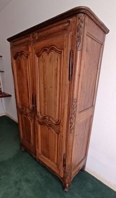 Armoire en chêne sculpté et mouluré ouvrant par deux portes …